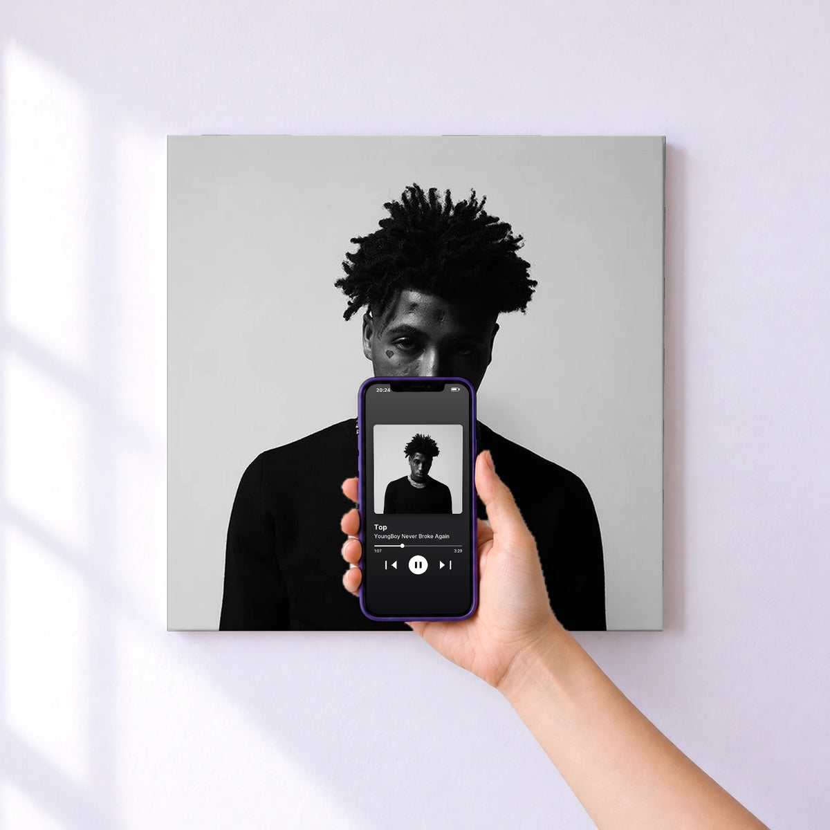 Affiche connectée Top de YoungBoy Never Broke Again au mur : l'album se lance en approchant le téléphone