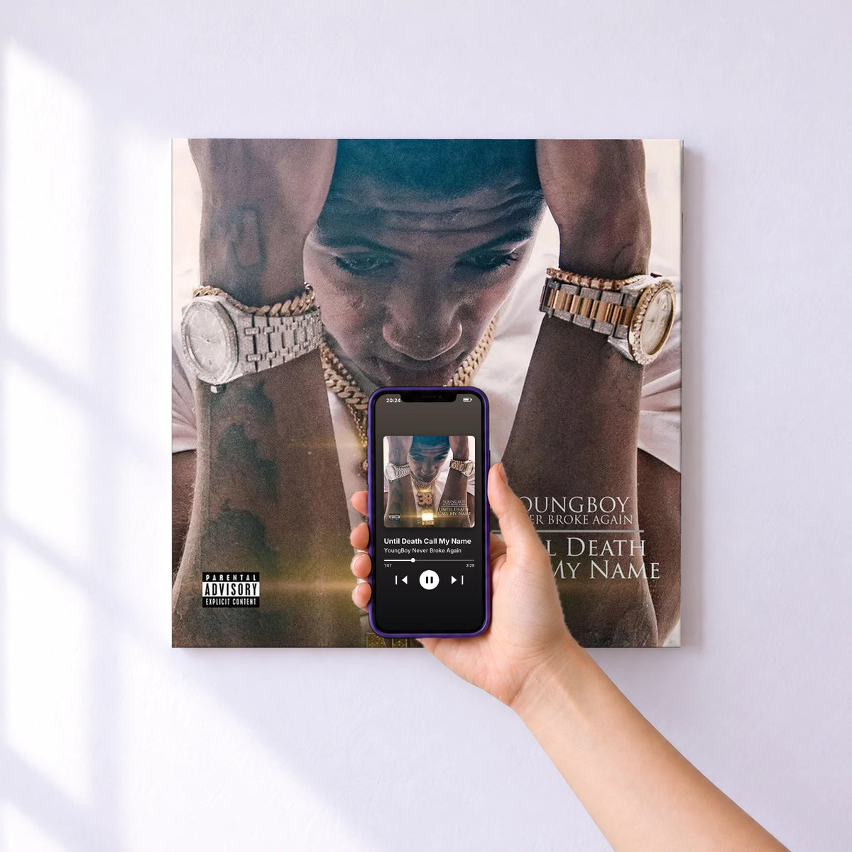 Affiche connectée Until Death Call My Name de YoungBoy Never Broke Again au mur : l'album se lance en approchant le téléphone