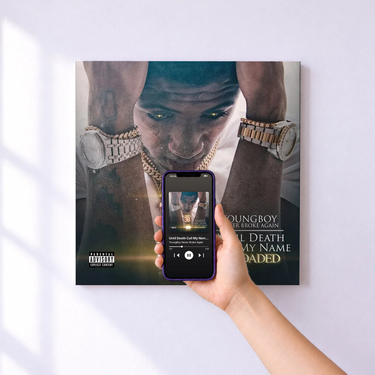 Affiche connectée Until Death Call My Name (Reloaded) de YoungBoy Never Broke Again au mur : l'album se lance en approchant le téléphone