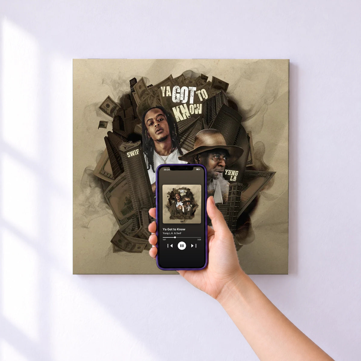 Affiche connectée Ya Got to Know de Yung L.A. & Swif au mur : l'album se lance en approchant le téléphone