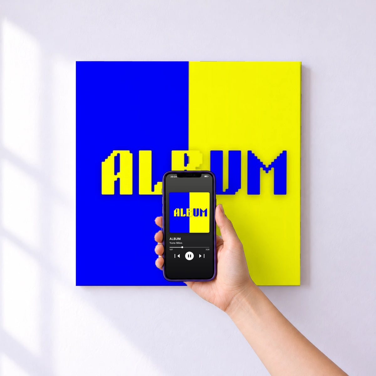Affiche connectée ALBUM de Yuno Miles au mur : l'album se lance en approchant le téléphone