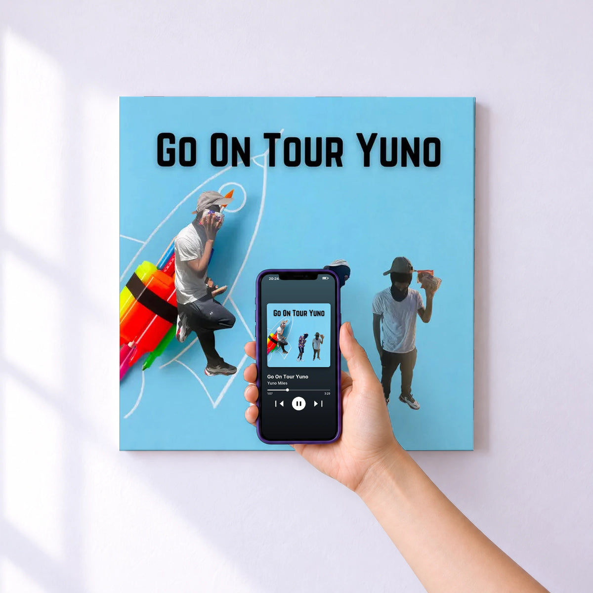 Affiche connectée Go On Tour Yuno de Yuno Miles au mur : l'album se lance en approchant le téléphone