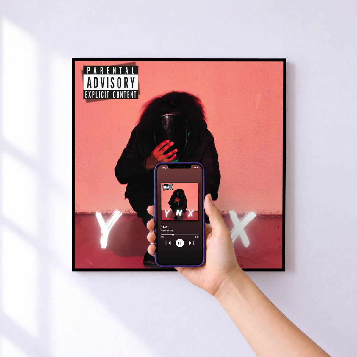 Affiche connectée YNX de Yuno Miles au mur : l'album se lance en approchant le téléphone