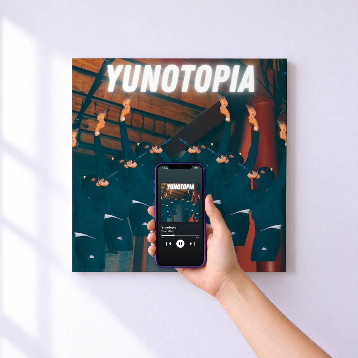 Affiche connectée Yunotopia de Yuno Miles au mur : l'album se lance en approchant le téléphone