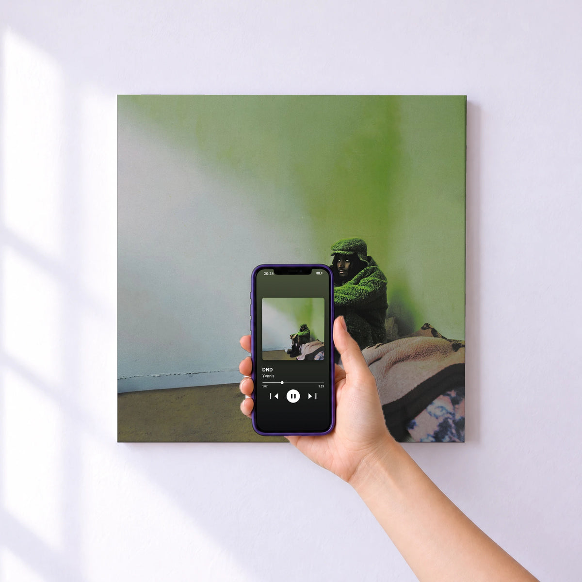 Affiche connectée DND de Yvnnis au mur : l'album se lance en approchant le téléphone