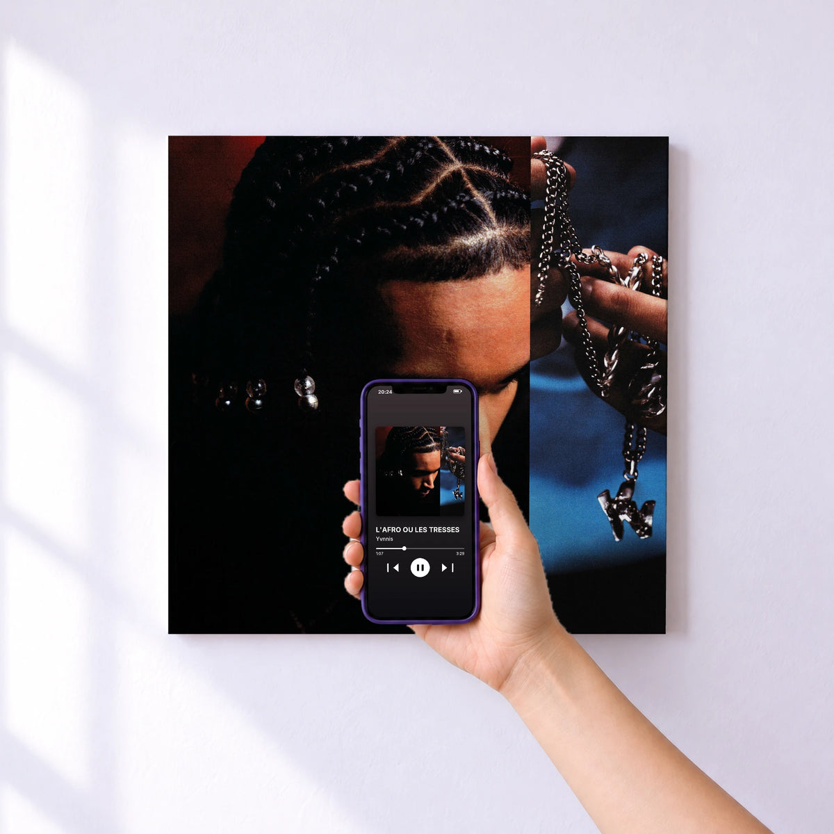 Affiche connectée L'AFRO OU LES TRESSES de Yvnnis au mur : l'album se lance en approchant le téléphone