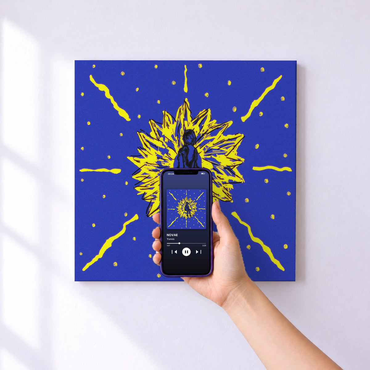 Affiche connectée NOVAE de Yvnnis au mur : l'album se lance en approchant le téléphone