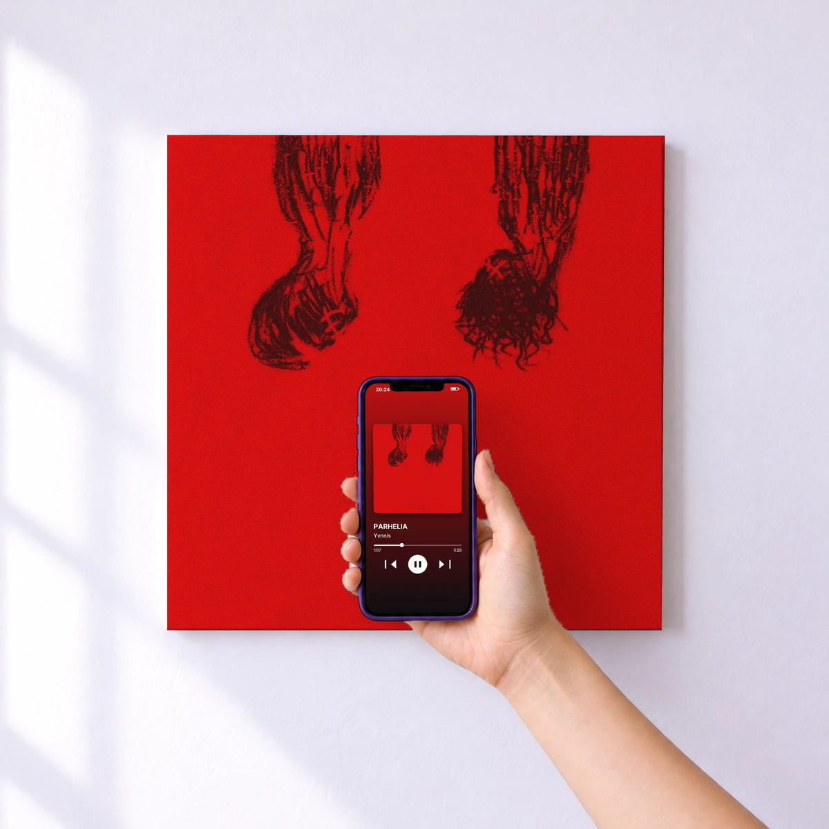 Affiche connectée PARHELIA de Yvnnis au mur : l'album se lance en approchant le téléphone