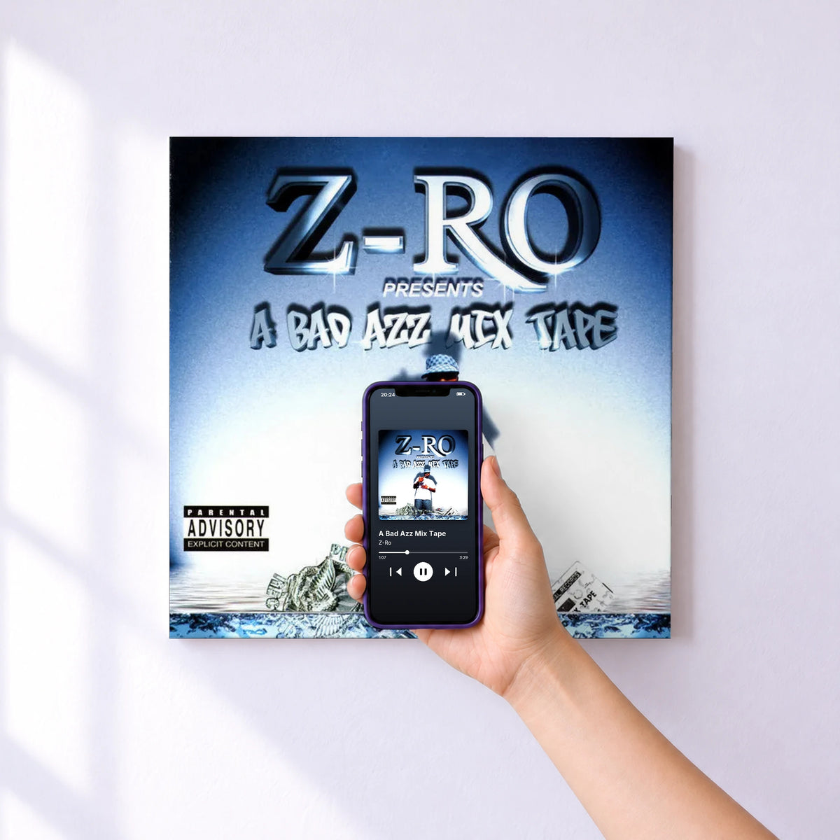 Affiche connectée A Bad Azz Mix Tape de Z-Ro au mur : l'album se lance en approchant le téléphone