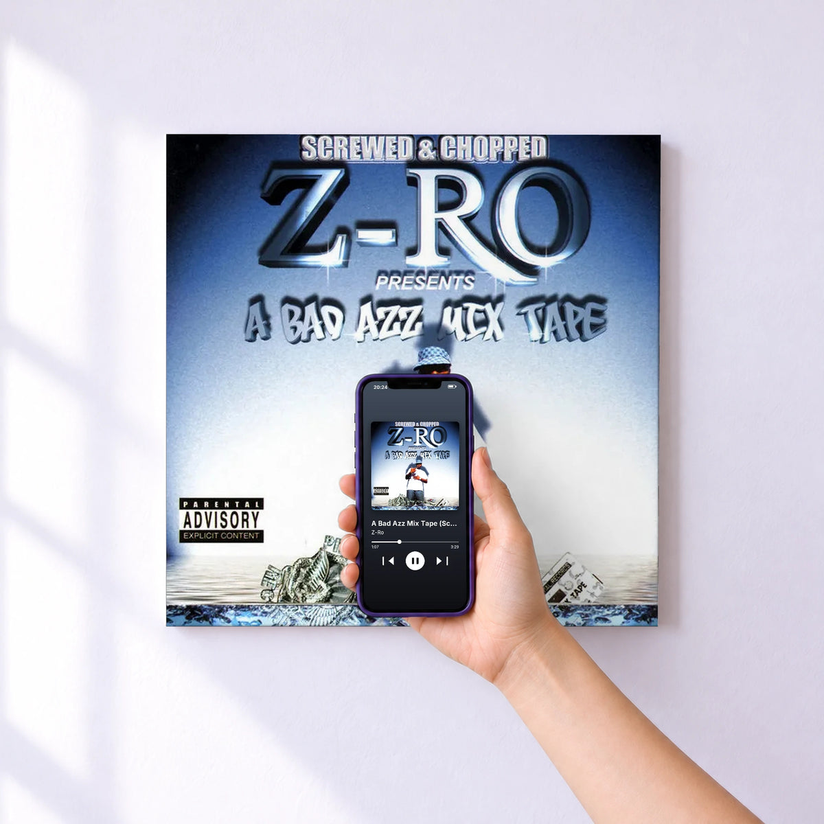 Affiche connectée A Bad Azz Mix Tape (Screwed & Chopped) de Z-Ro au mur : l'album se lance en approchant le téléphone