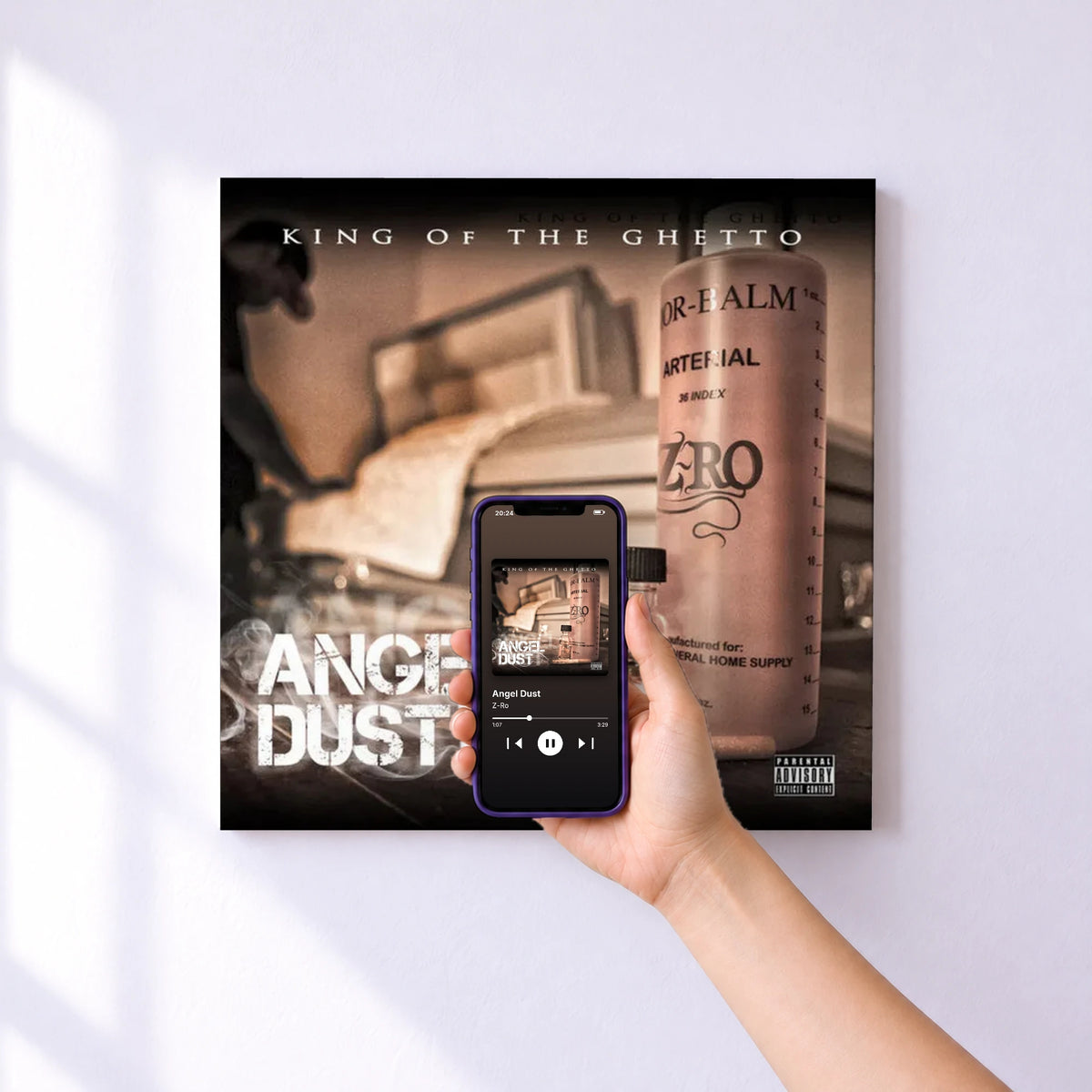 Affiche connectée Angel Dust de Z-Ro au mur : l'album se lance en approchant le téléphone