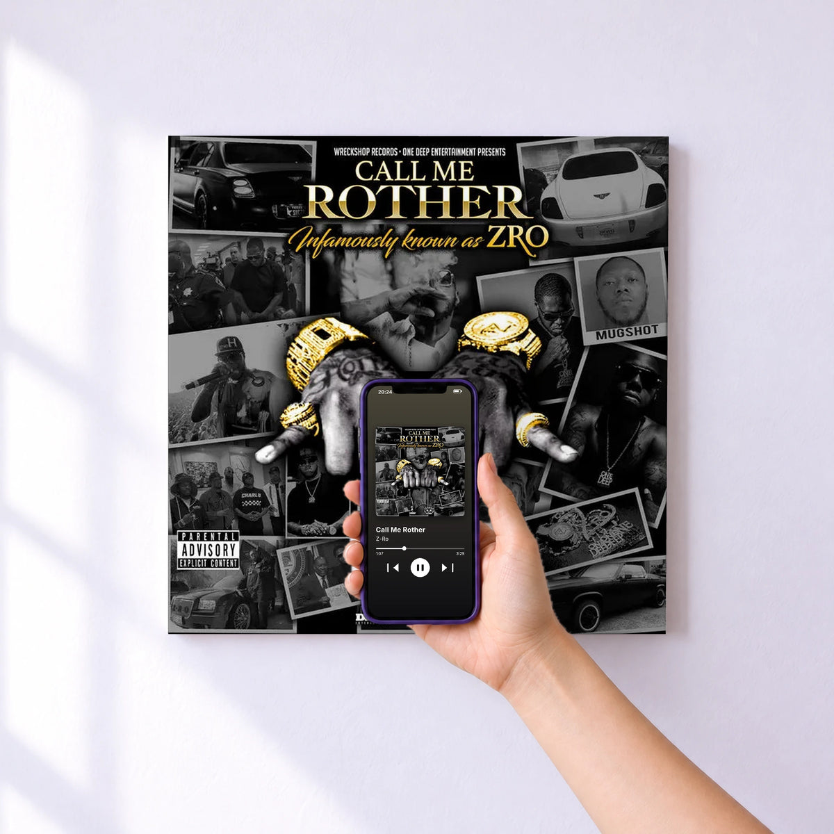 Affiche connectée Call Me Rother de Z-Ro au mur : l'album se lance en approchant le téléphone