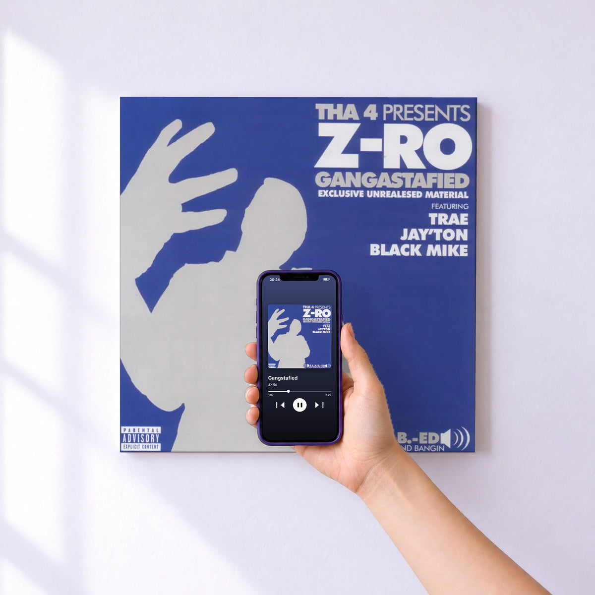 Affiche connectée Gangstafied de Z-Ro au mur : l'album se lance en approchant le téléphone