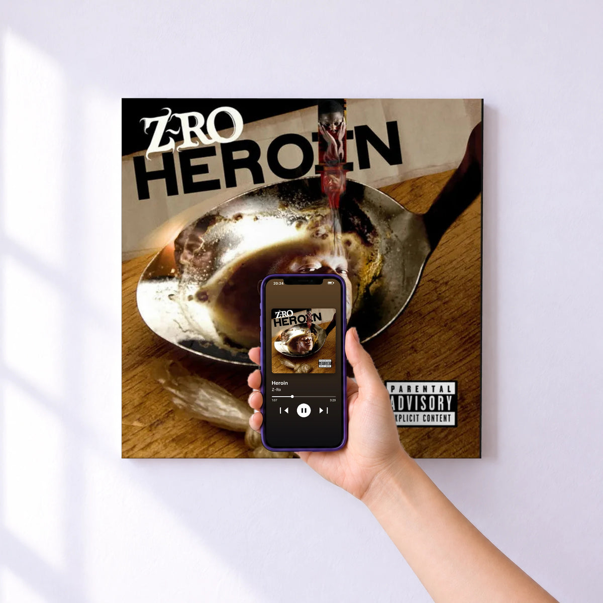 Affiche connectée Heroin de Z-Ro au mur : l'album se lance en approchant le téléphone