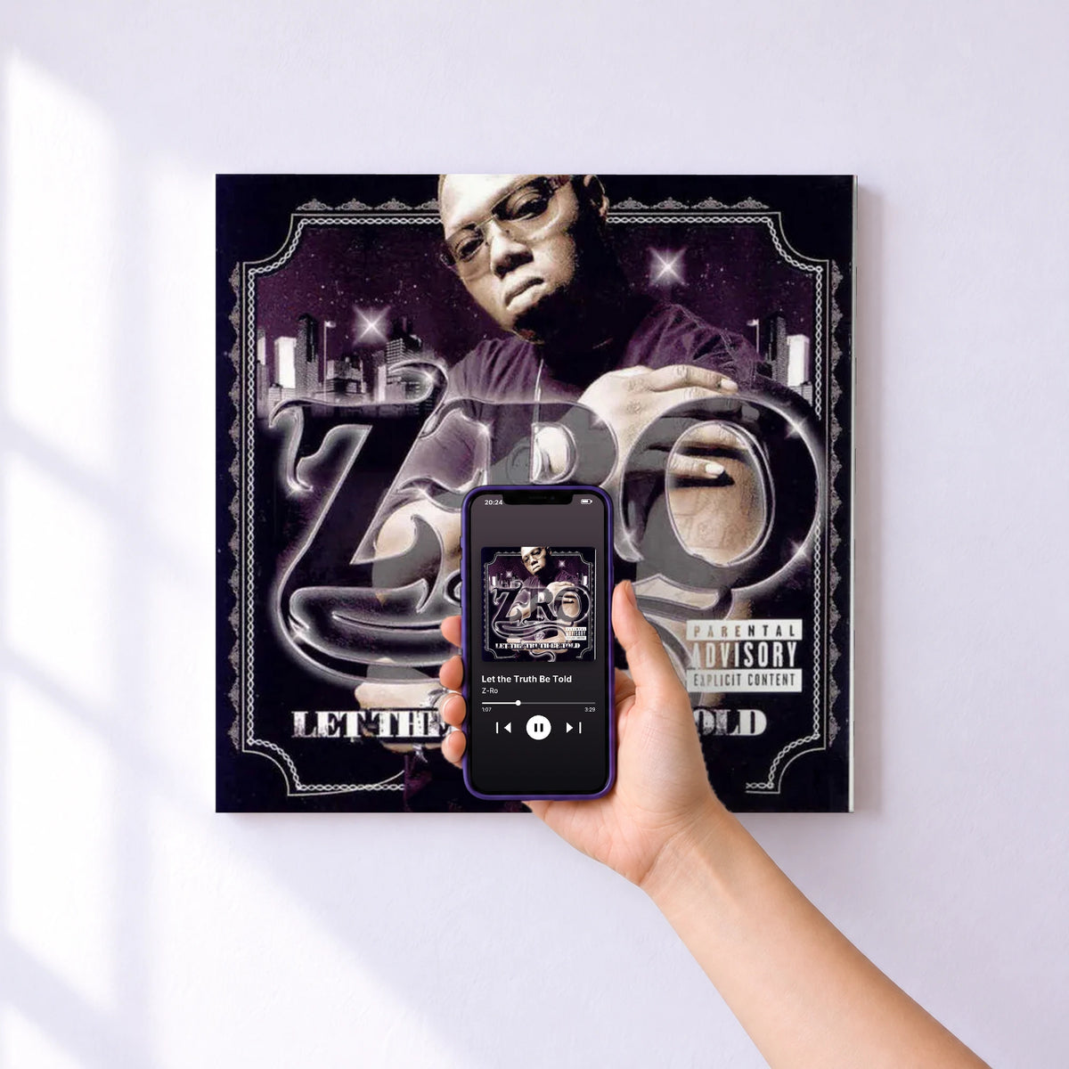 Affiche connectée Let the Truth Be Told de Z-Ro au mur : l'album se lance en approchant le téléphone