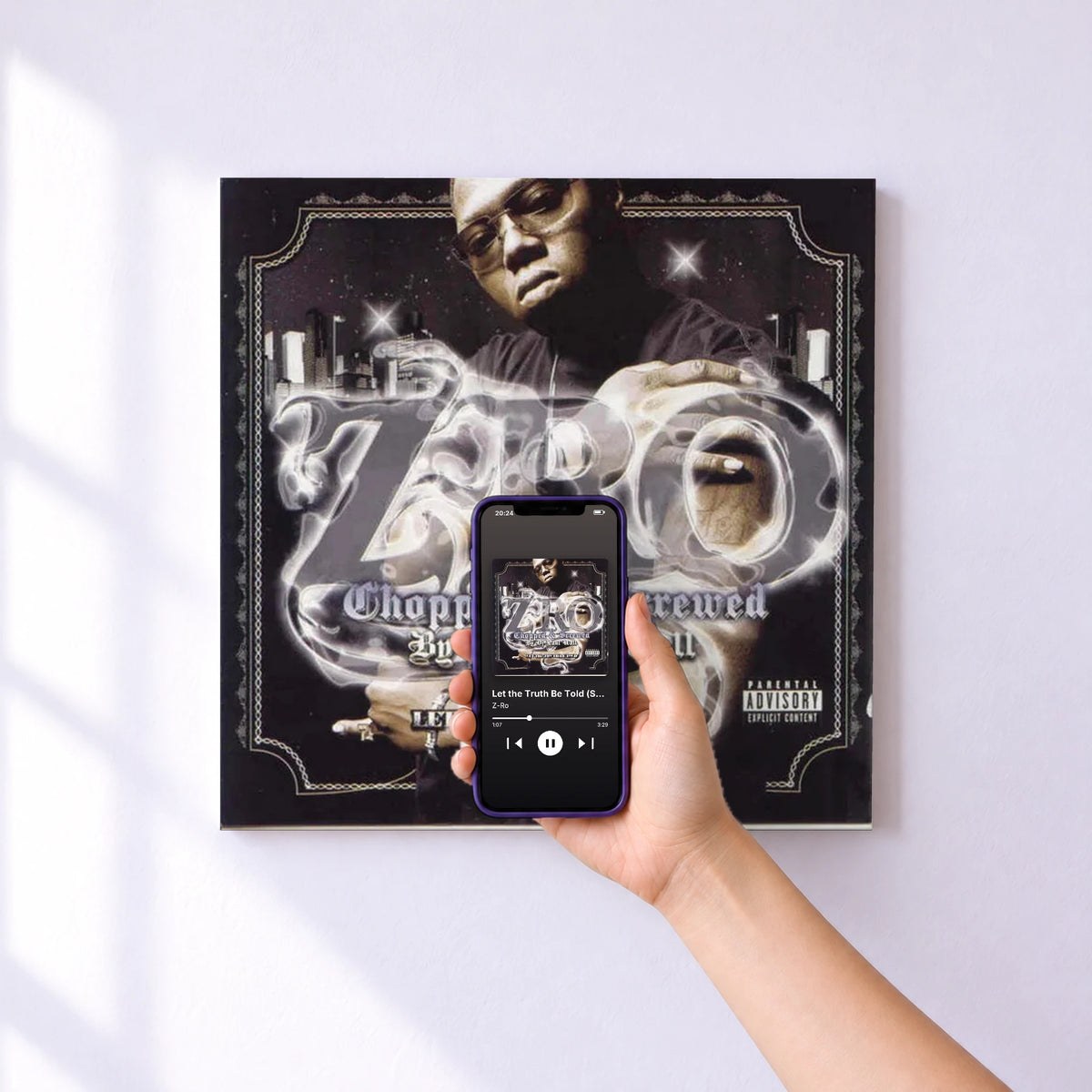 Affiche connectée Let the Truth Be Told (Screwed) de Z-Ro au mur : l'album se lance en approchant le téléphone