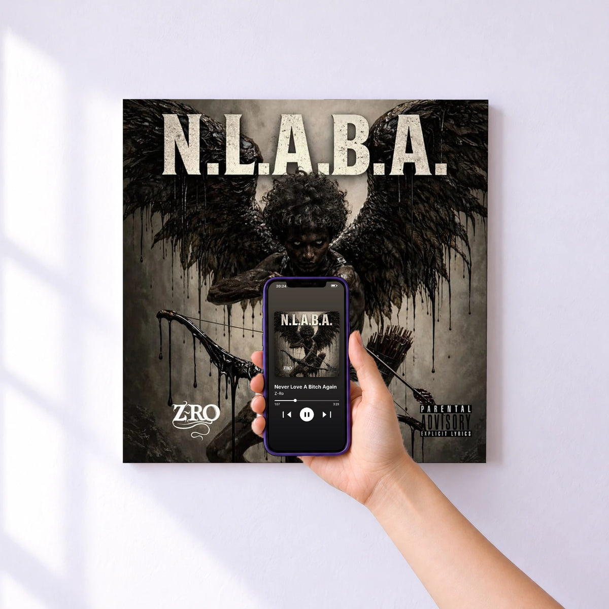 Affiche connectée Never Love A Bitch Again de Z-Ro au mur : l'album se lance en approchant le téléphone