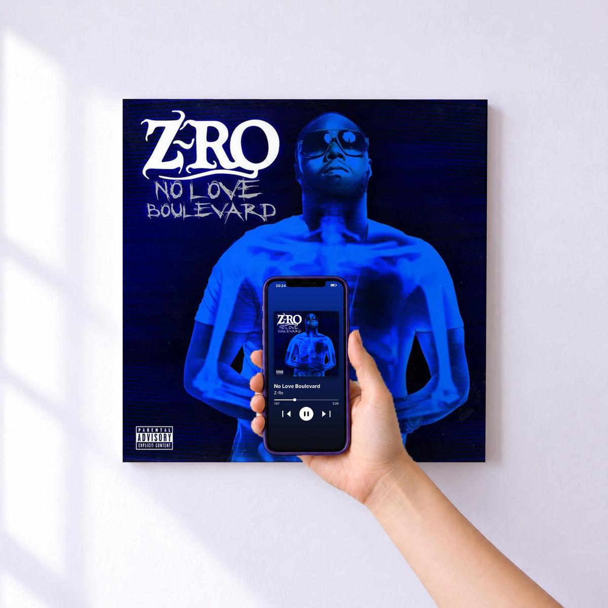 Affiche connectée No Love Boulevard de Z-Ro au mur : l'album se lance en approchant le téléphone