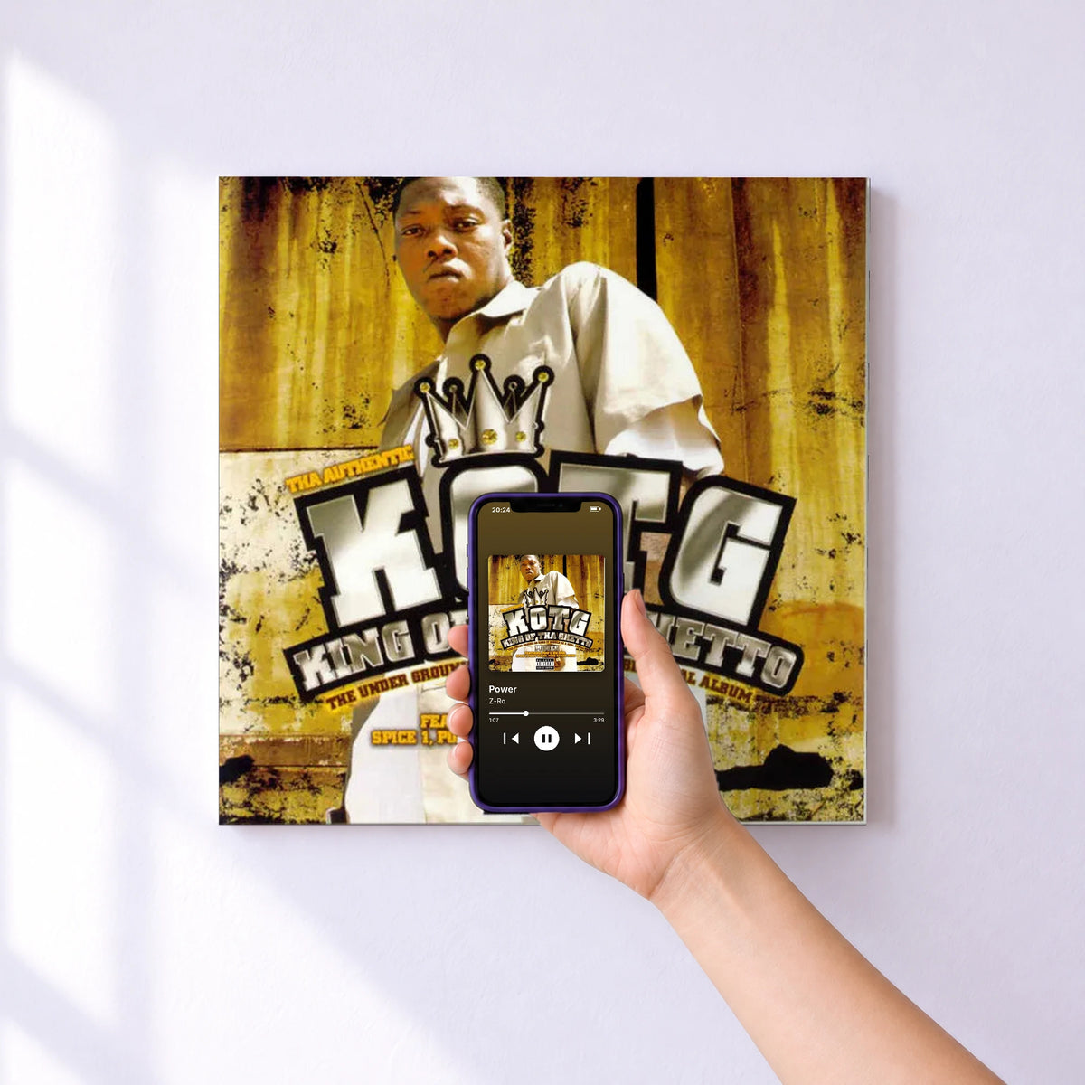 Affiche connectée Power de Z-Ro au mur : l'album se lance en approchant le téléphone