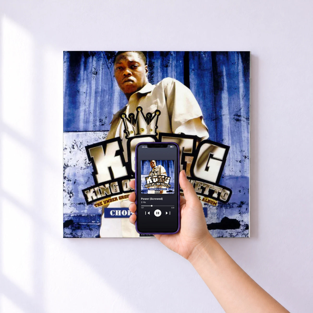 Affiche connectée Power (Screwed) de Z-Ro au mur : l'album se lance en approchant le téléphone