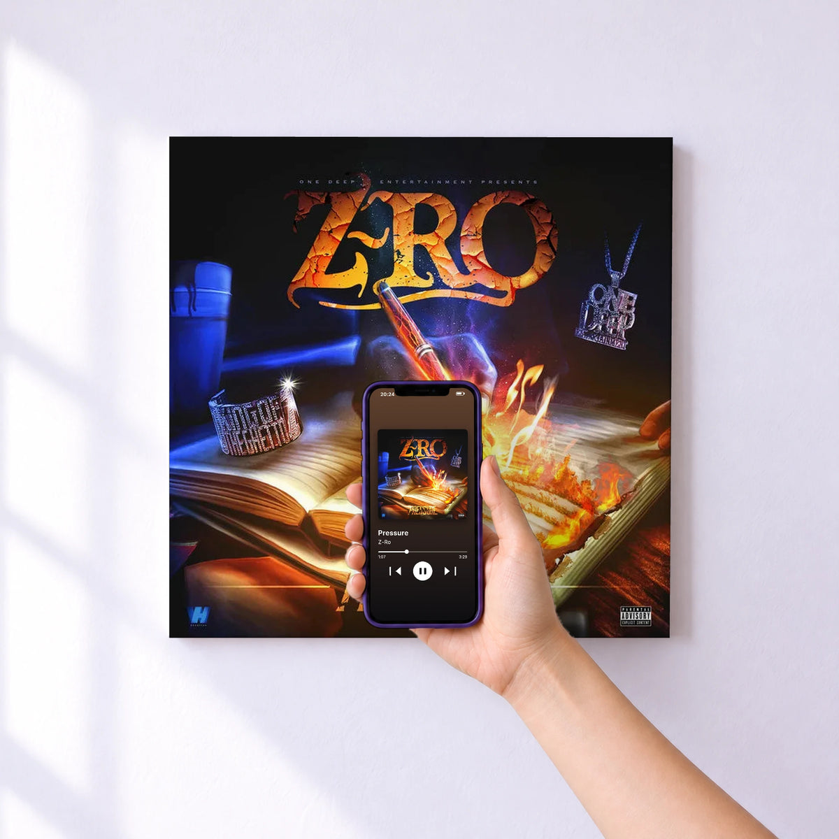 Affiche connectée Pressure de Z-Ro au mur : l'album se lance en approchant le téléphone