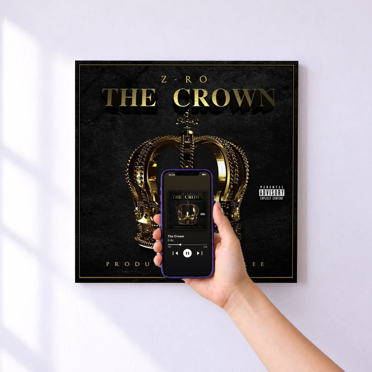 Affiche connectée The Crown de Z-Ro au mur : l'album se lance en approchant le téléphone