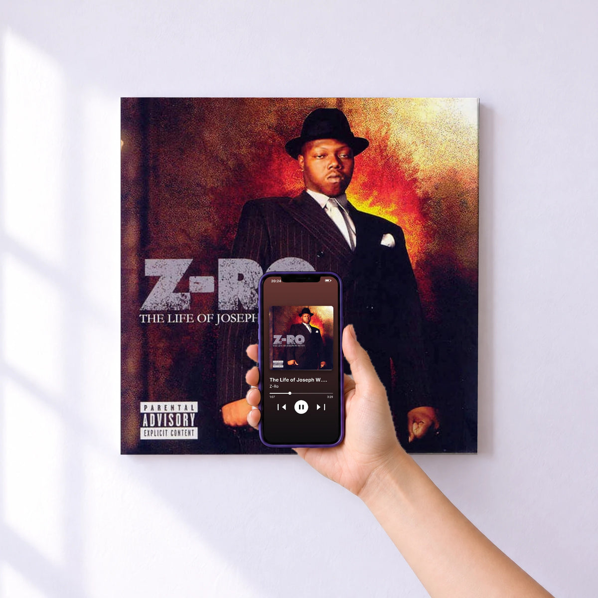 Affiche connectée The Life of Joseph W. McVey de Z-Ro au mur : l'album se lance en approchant le téléphone