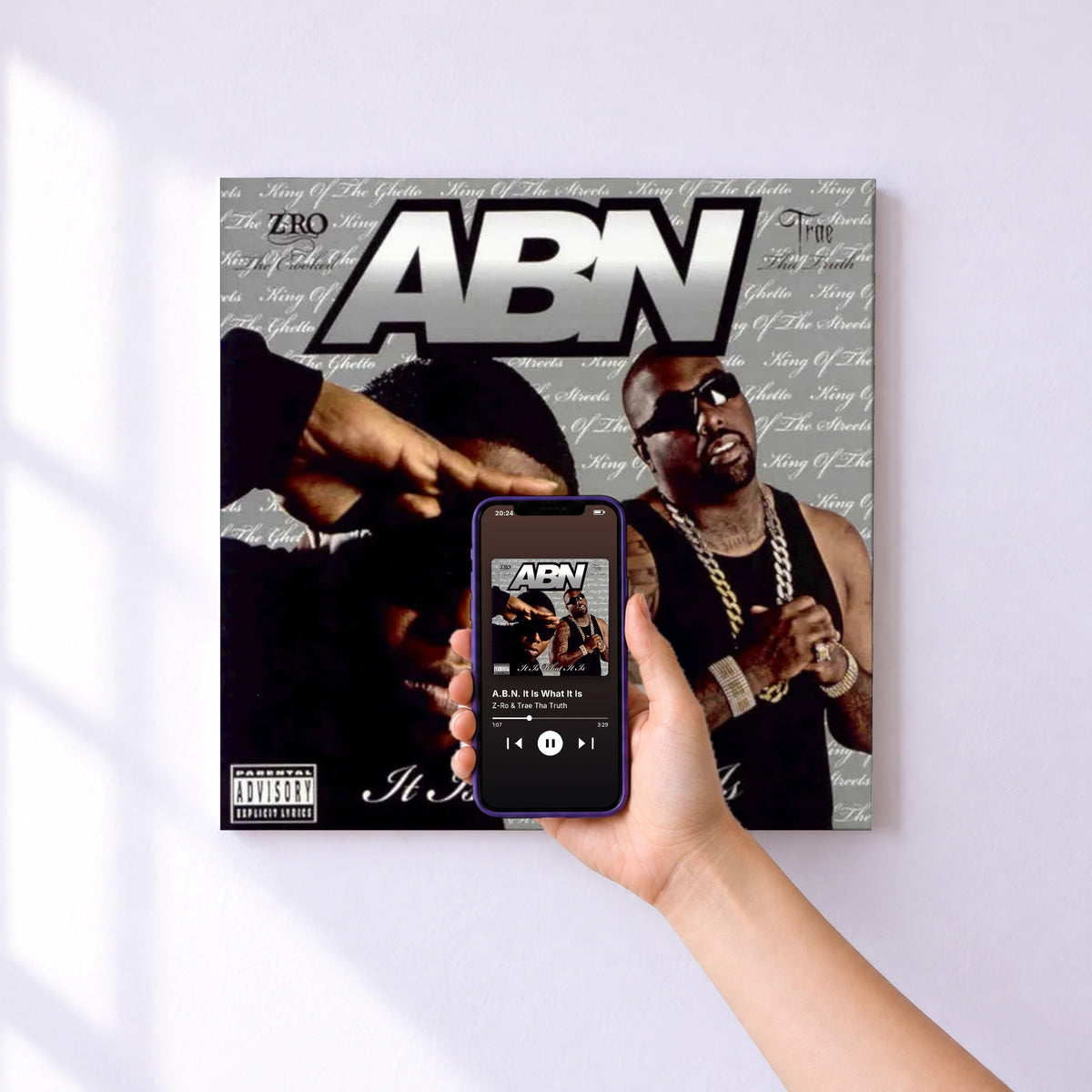 Affiche connectée A.B.N. It Is What It Is de Z-Ro & Trae Tha Truth au mur : l'album se lance en approchant le téléphone