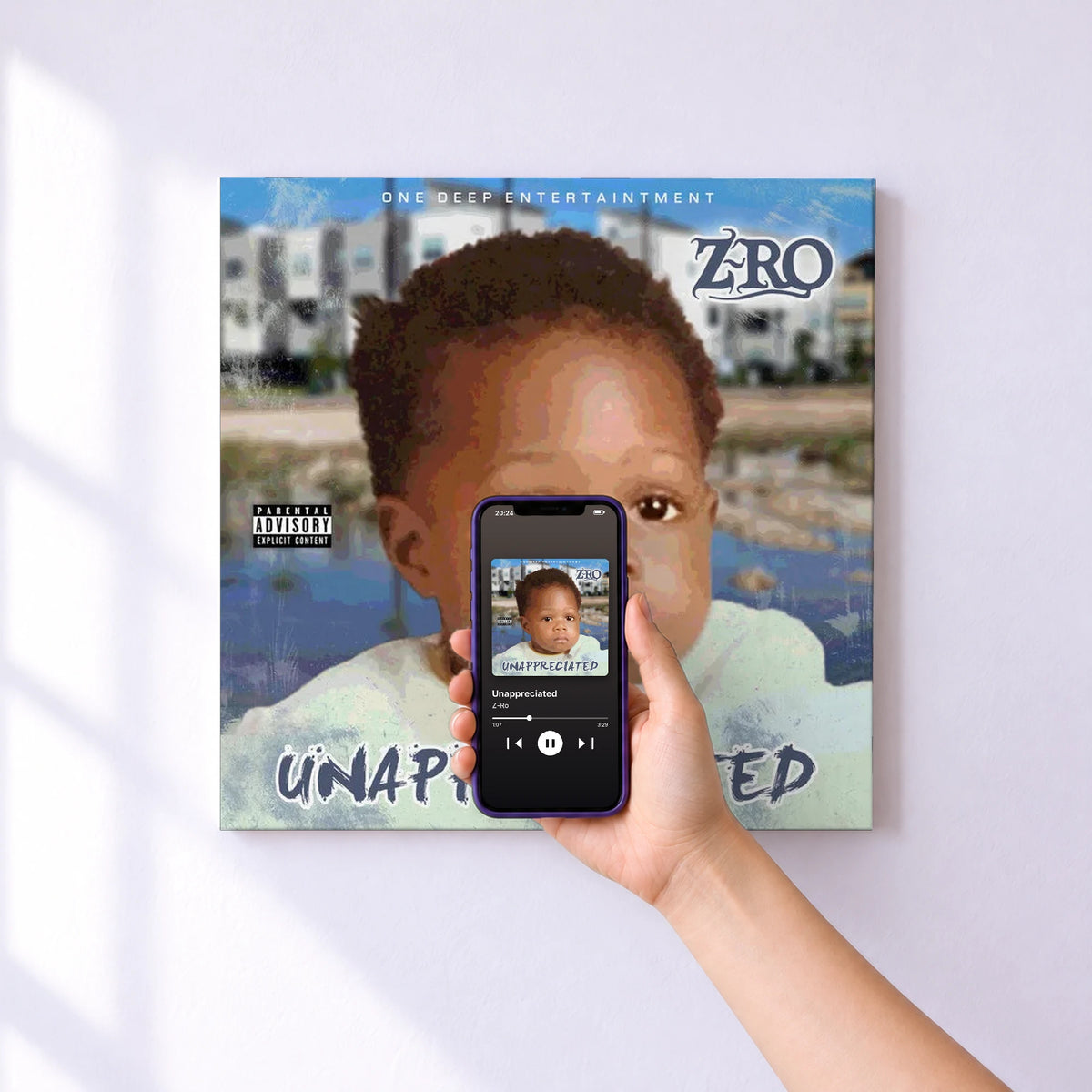 Affiche connectée Unappreciated de Z-Ro au mur : l'album se lance en approchant le téléphone