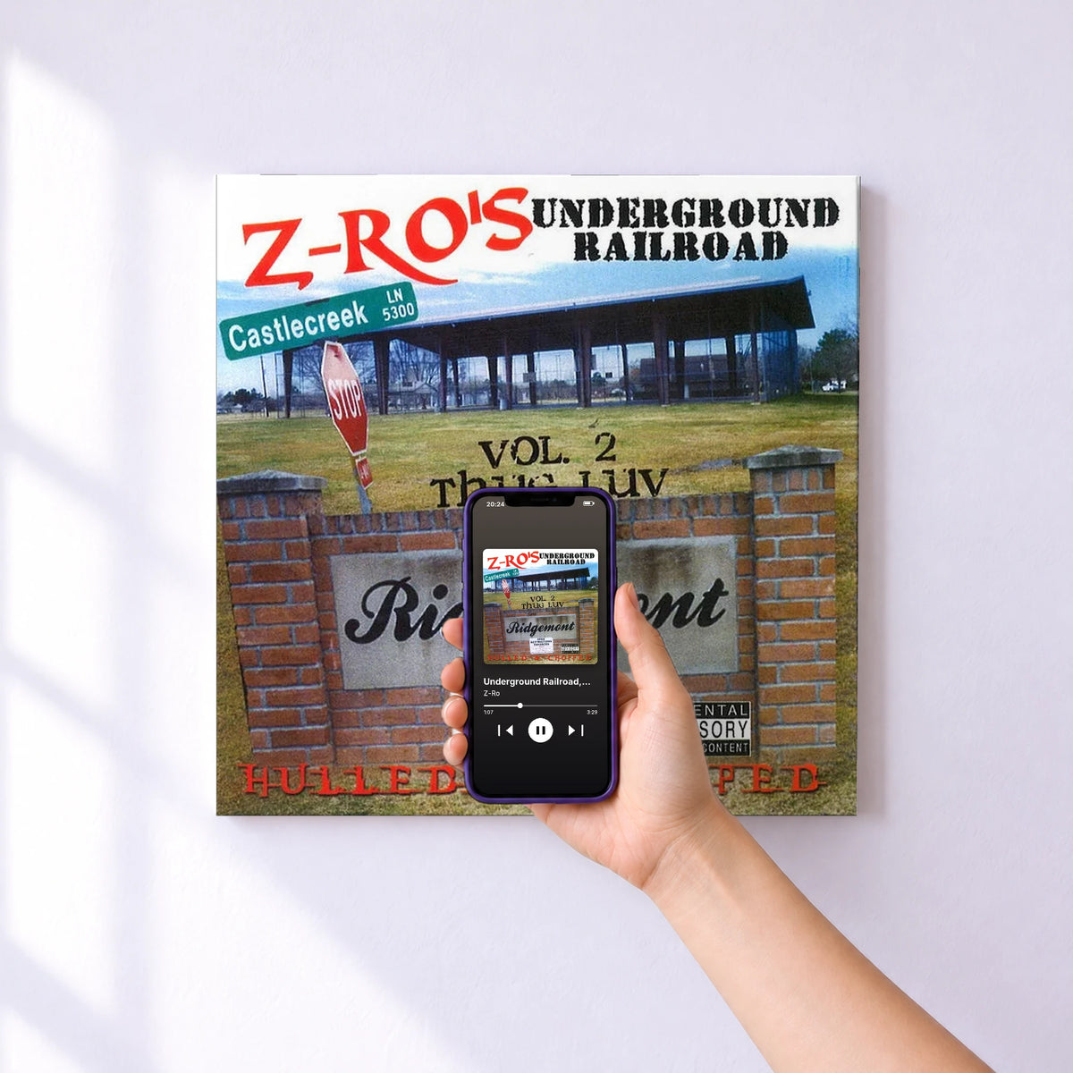 Affiche connectée Underground Railroad, Vol. 2: Thug Luv de Z-Ro au mur : l'album se lance en approchant le téléphone