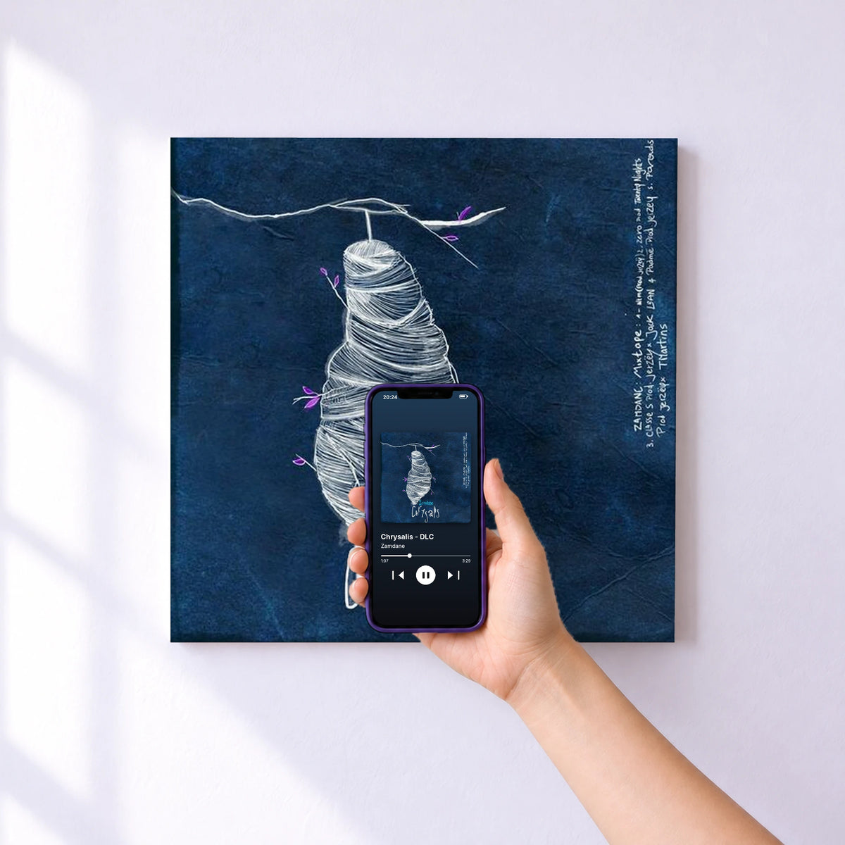 Affiche connectée Chrysalis - DLC de Zamdane au mur : l'album se lance en approchant le téléphone