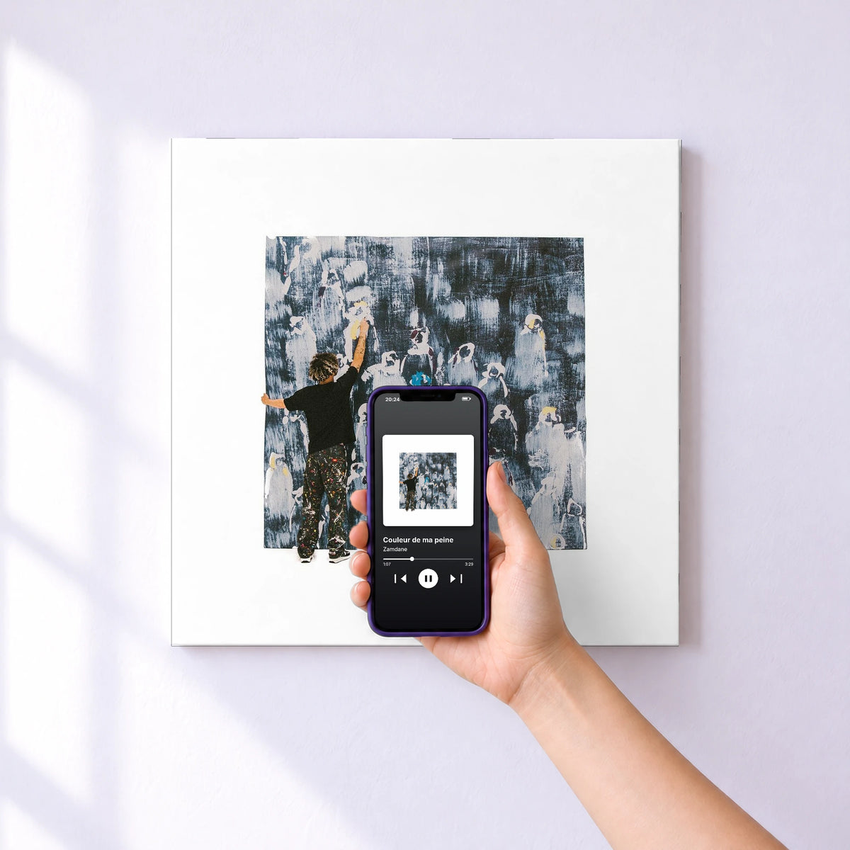 Affiche connectée Couleur de ma peine de Zamdane au mur : l'album se lance en approchant le téléphone