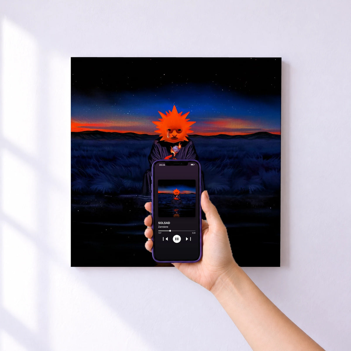 Affiche connectée SOLSAD de Zamdane au mur : l'album se lance en approchant le téléphone