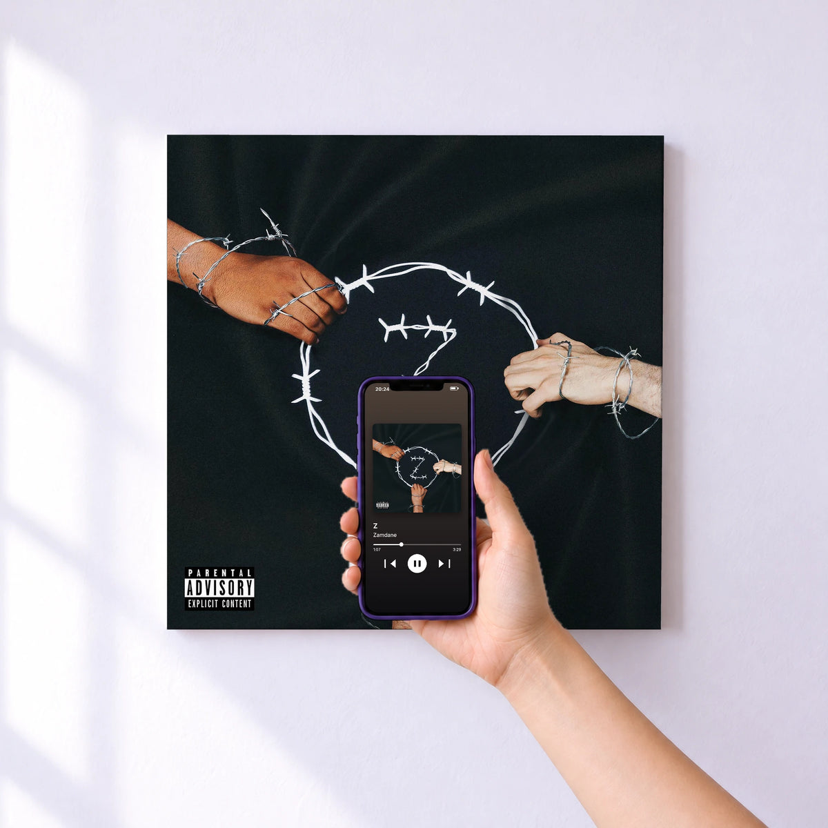 Affiche connectée Z de Zamdane au mur : l'album se lance en approchant le téléphone