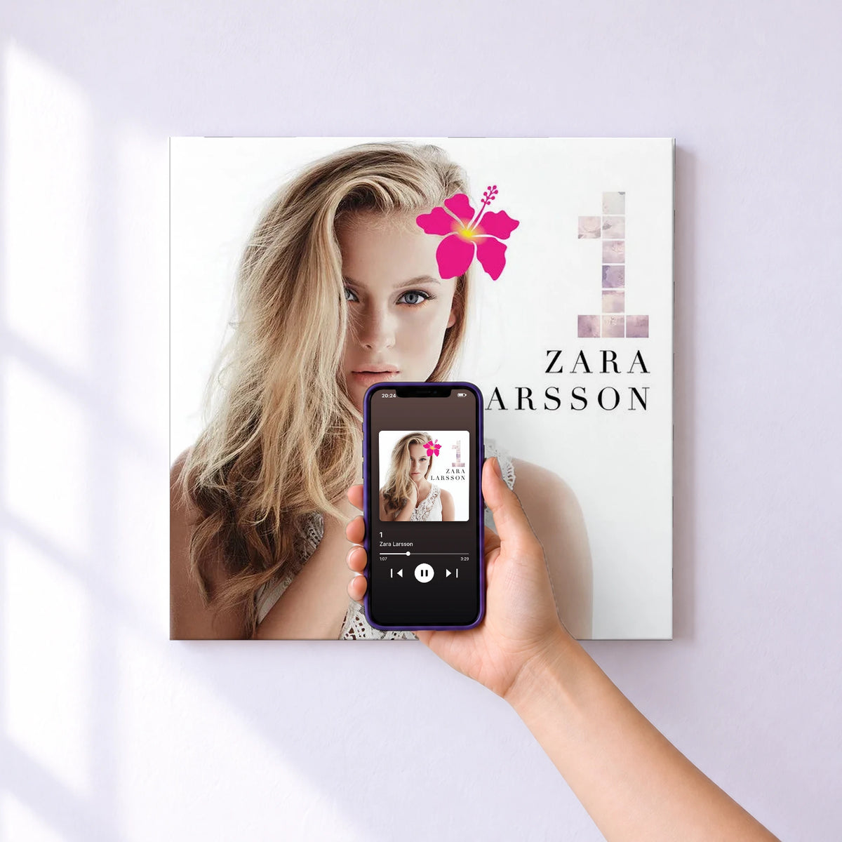 Affiche connectée 1 de Zara Larsson au mur : l'album se lance en approchant le téléphone