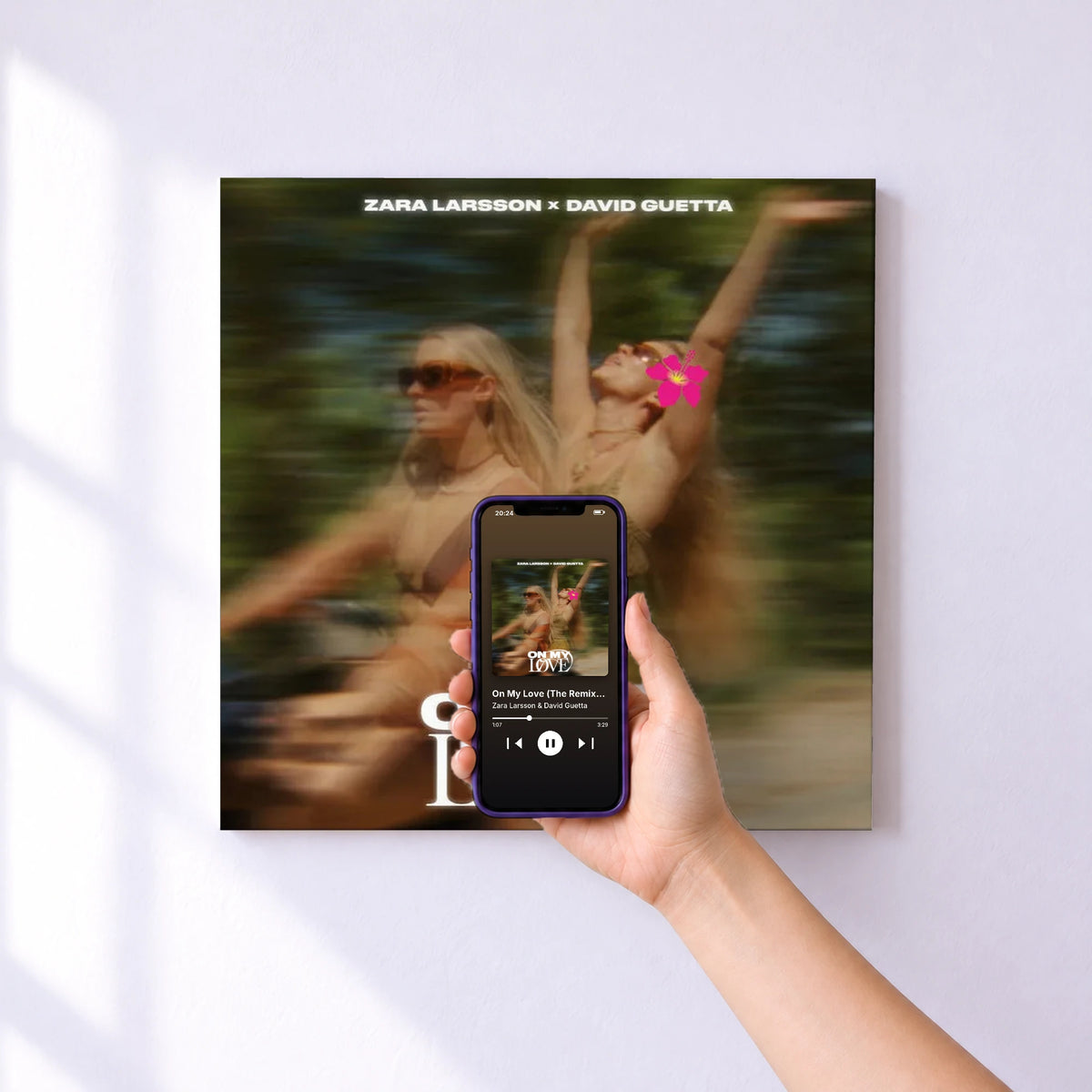 Affiche connectée On My Love (The Remixes) de Zara Larsson & David Guetta au mur : l'album se lance en approchant le téléphone