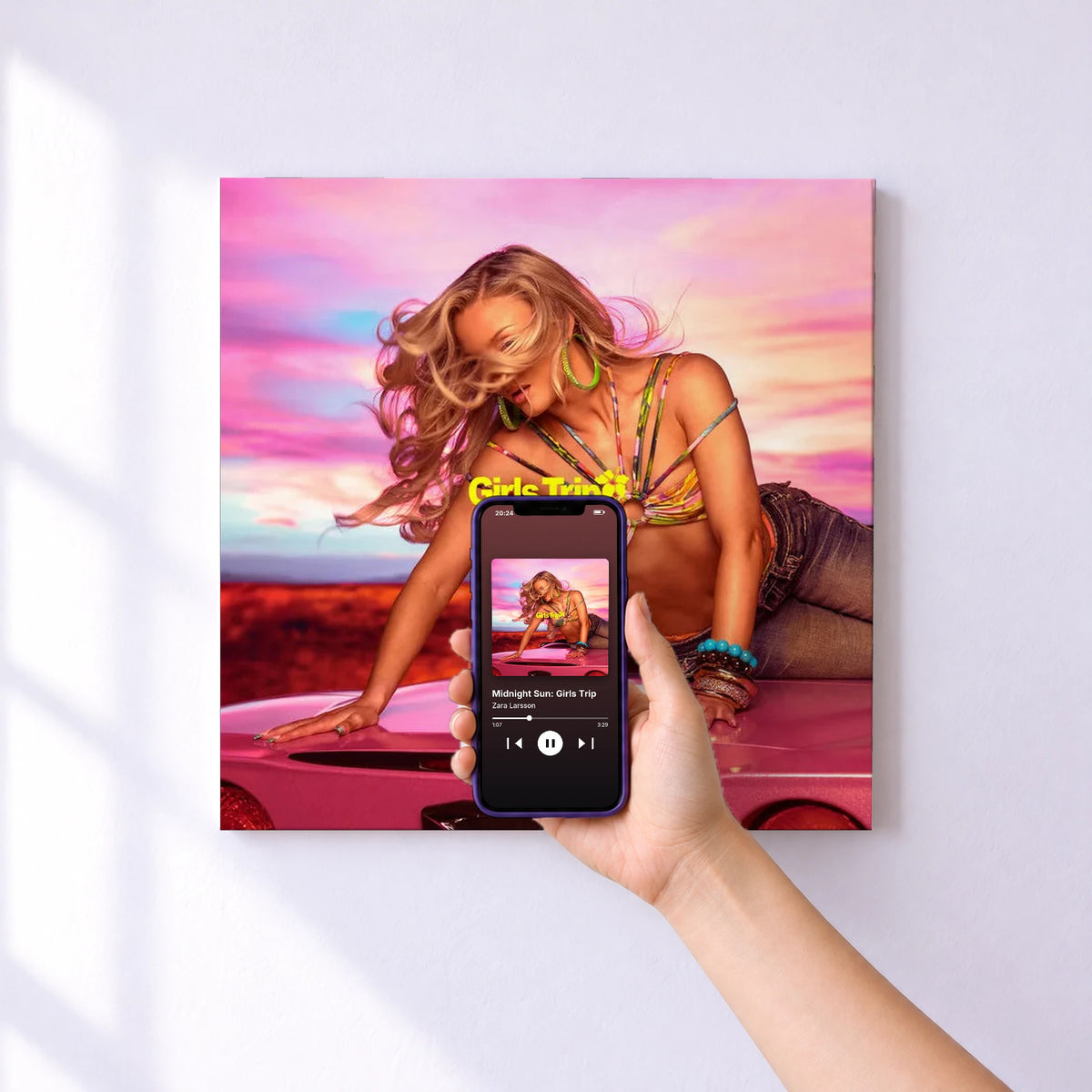 Affiche connectée Midnight Sun: Girls Trip de Zara Larsson au mur : l'album se lance en approchant le téléphone