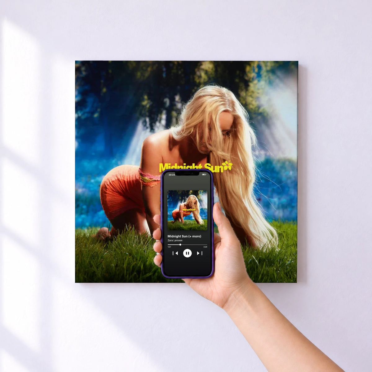 Affiche connectée Midnight Sun (+ more) de Zara Larsson au mur : l'album se lance en approchant le téléphone
