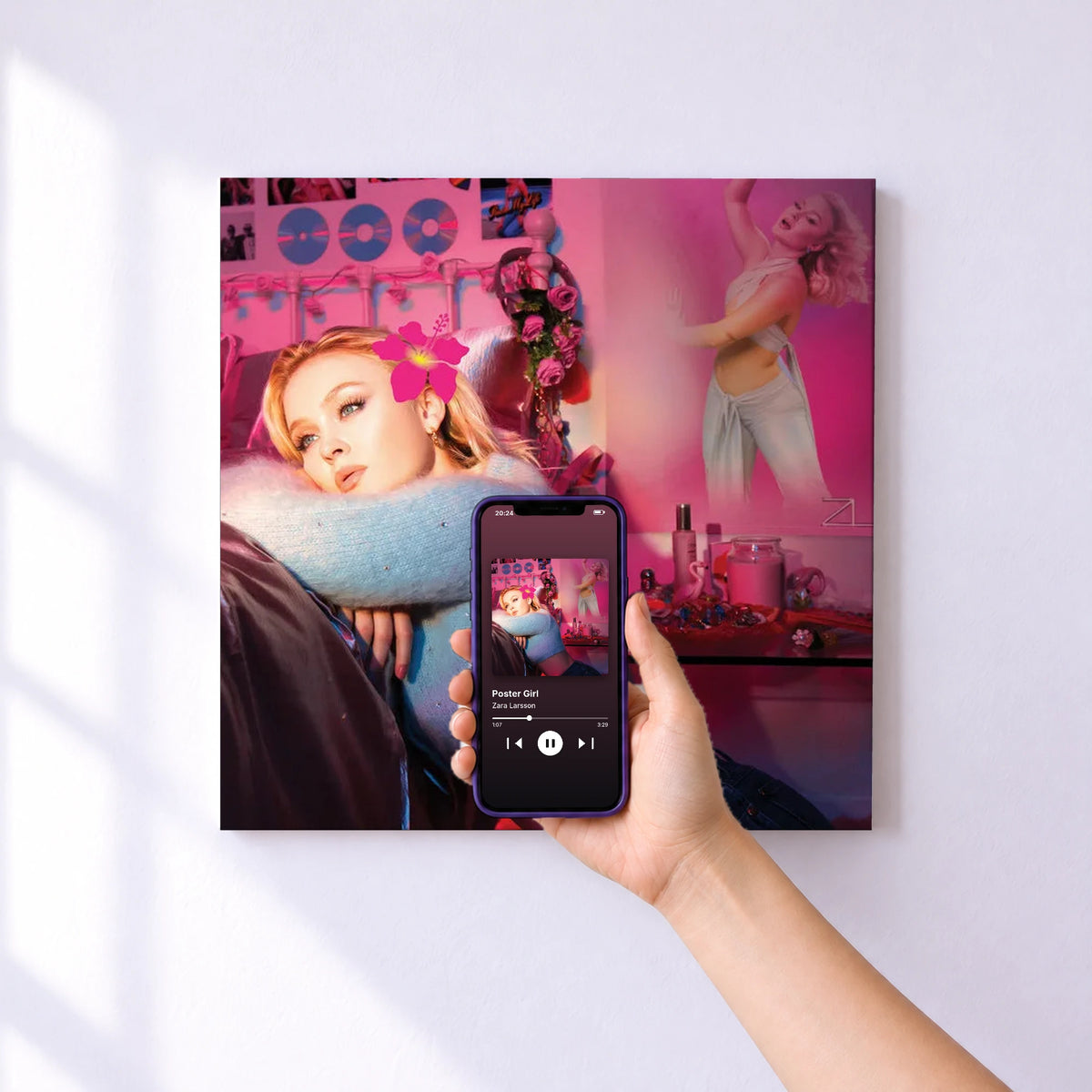 Affiche connectée Poster Girl de Zara Larsson au mur : l'album se lance en approchant le téléphone