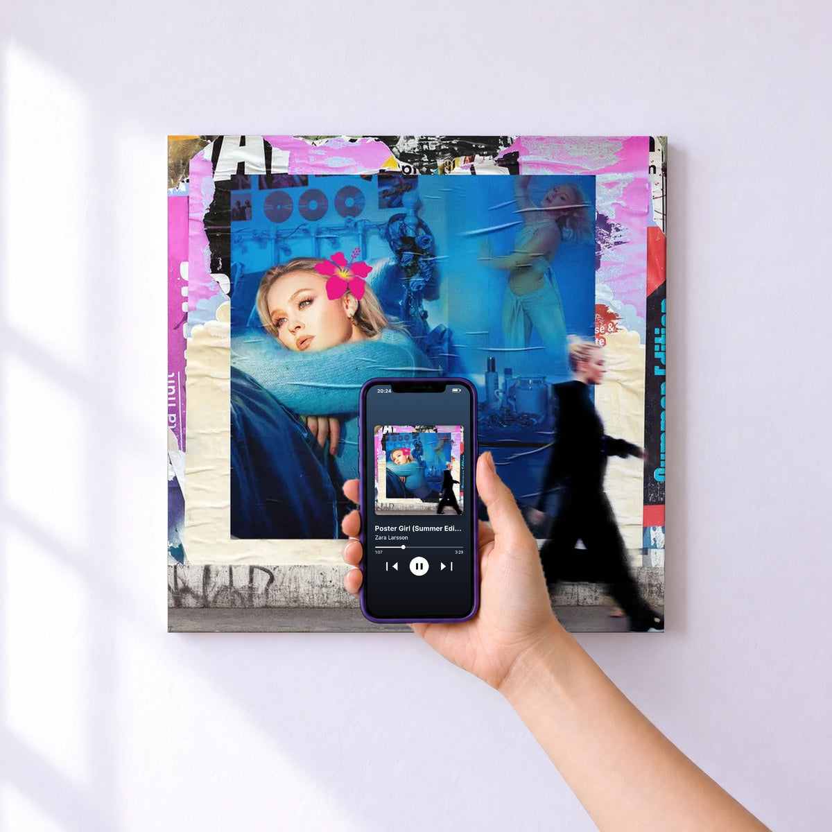 Affiche connectée Poster Girl (Summer Edition) de Zara Larsson au mur : l'album se lance en approchant le téléphone