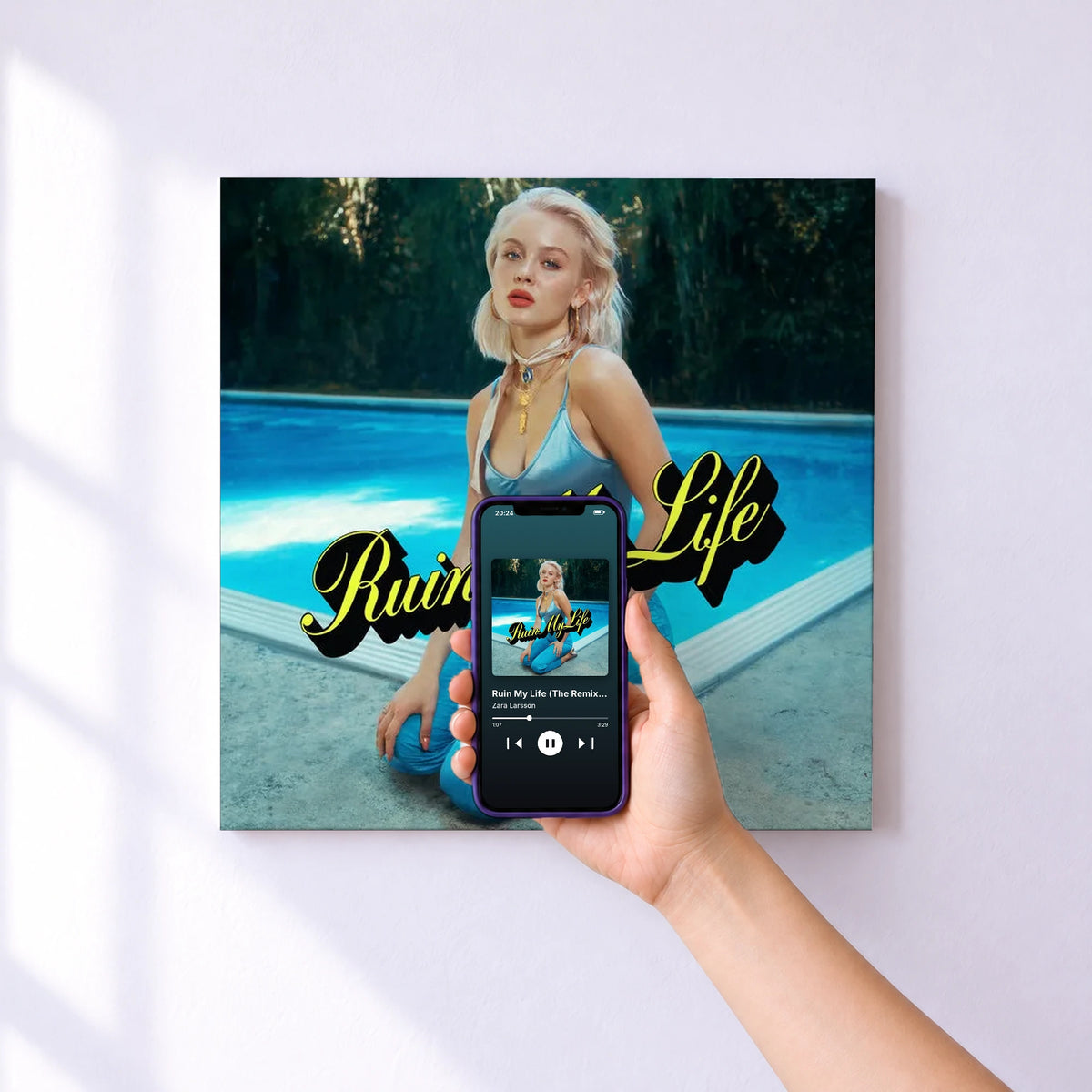 Affiche connectée Ruin My Life (The Remixes) de Zara Larsson au mur : l'album se lance en approchant le téléphone