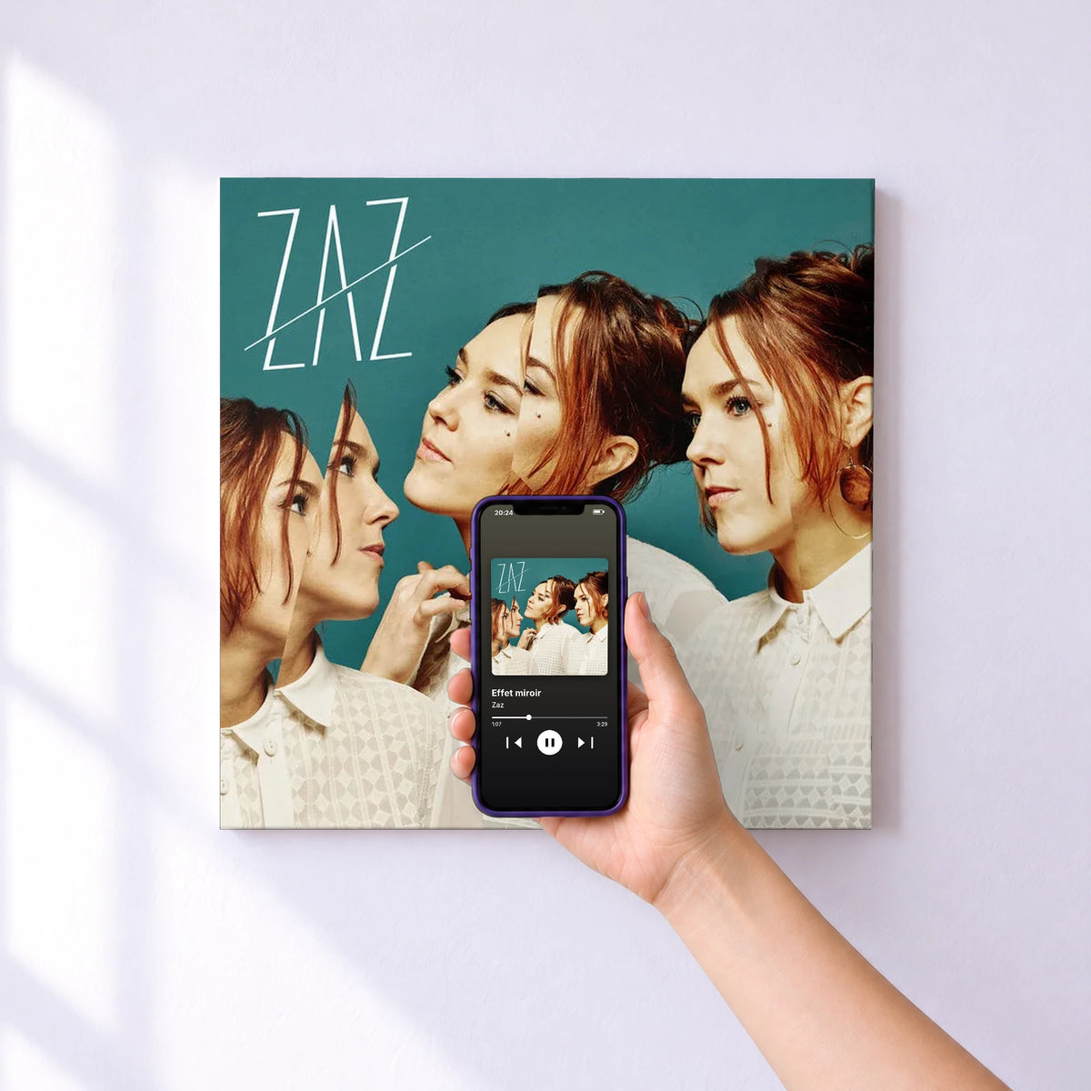 Affiche connectée Effet miroir de Zaz au mur : l'album se lance en approchant le téléphone
