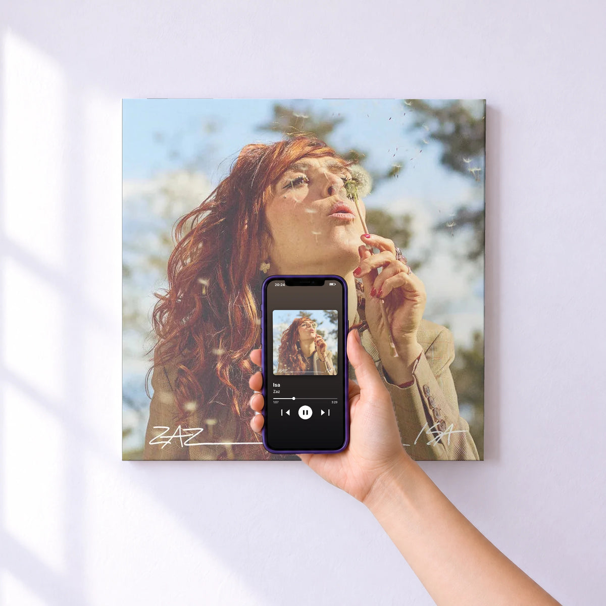 Affiche connectée Isa de Zaz au mur : l'album se lance en approchant le téléphone