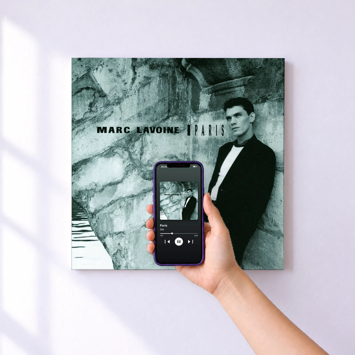 Affiche connectée Paris de Zaz au mur : l'album se lance en approchant le téléphone