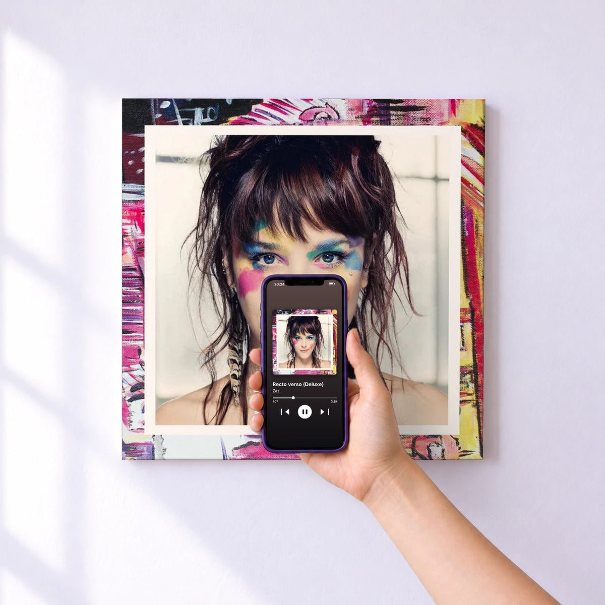 Affiche connectée Recto verso (Deluxe) de Zaz au mur : l'album se lance en approchant le téléphone