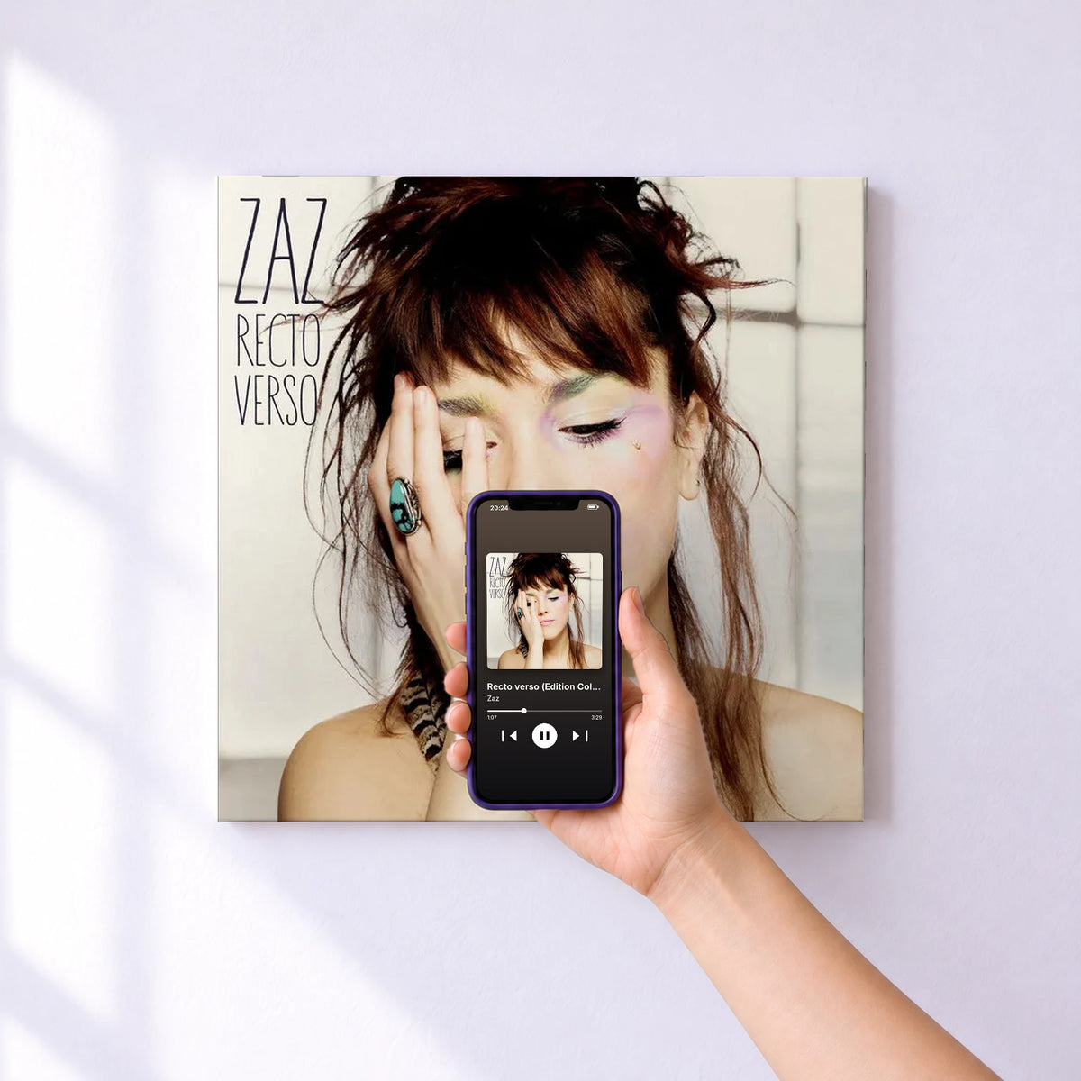 Affiche connectée Recto verso (Edition Collector) de Zaz au mur : l'album se lance en approchant le téléphone