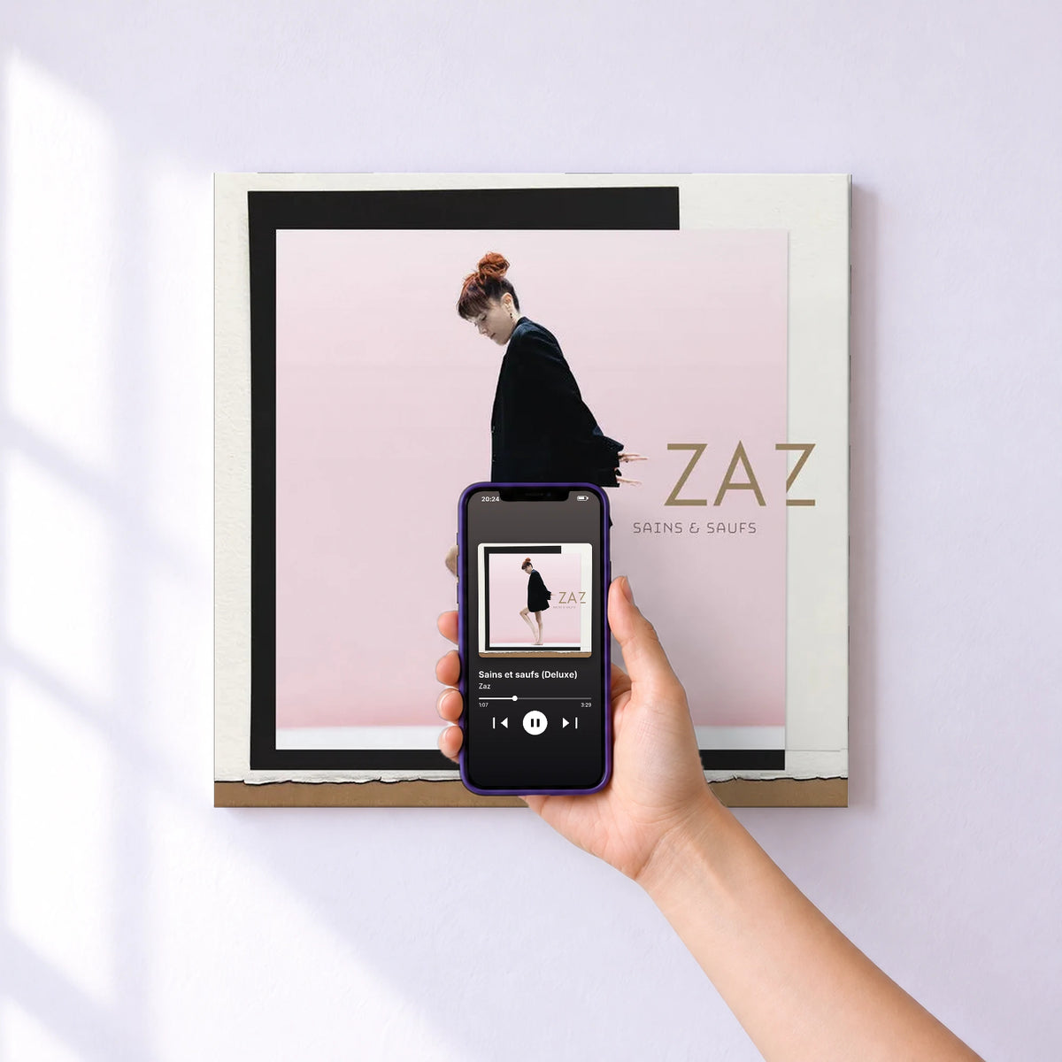Affiche connectée Sains et saufs (Deluxe) de Zaz au mur : l'album se lance en approchant le téléphone