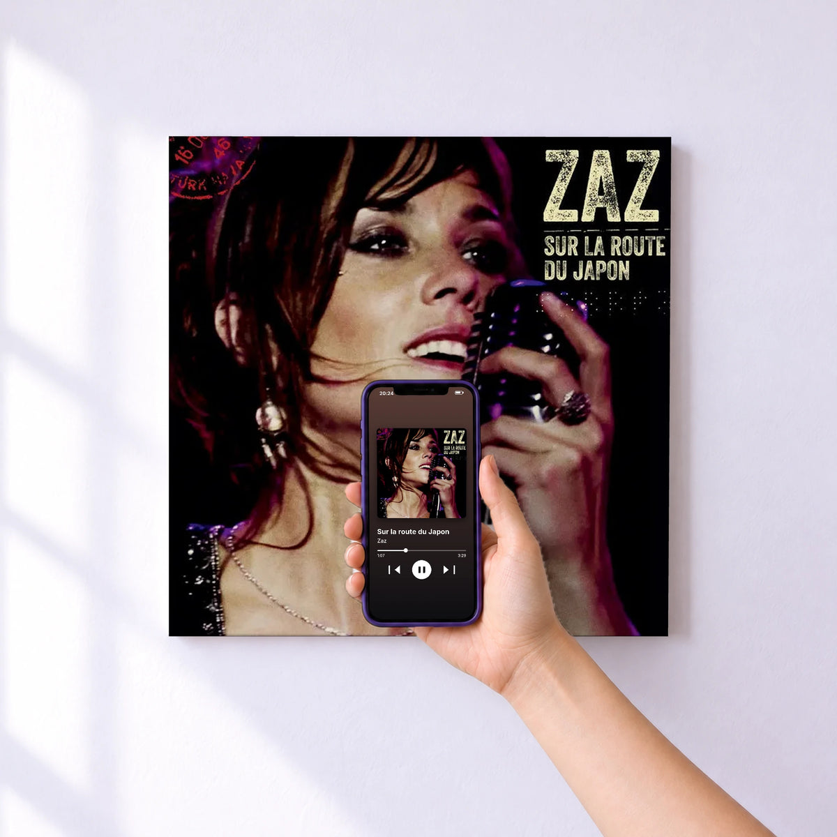 Affiche connectée Sur la route du Japon de Zaz au mur : l'album se lance en approchant le téléphone