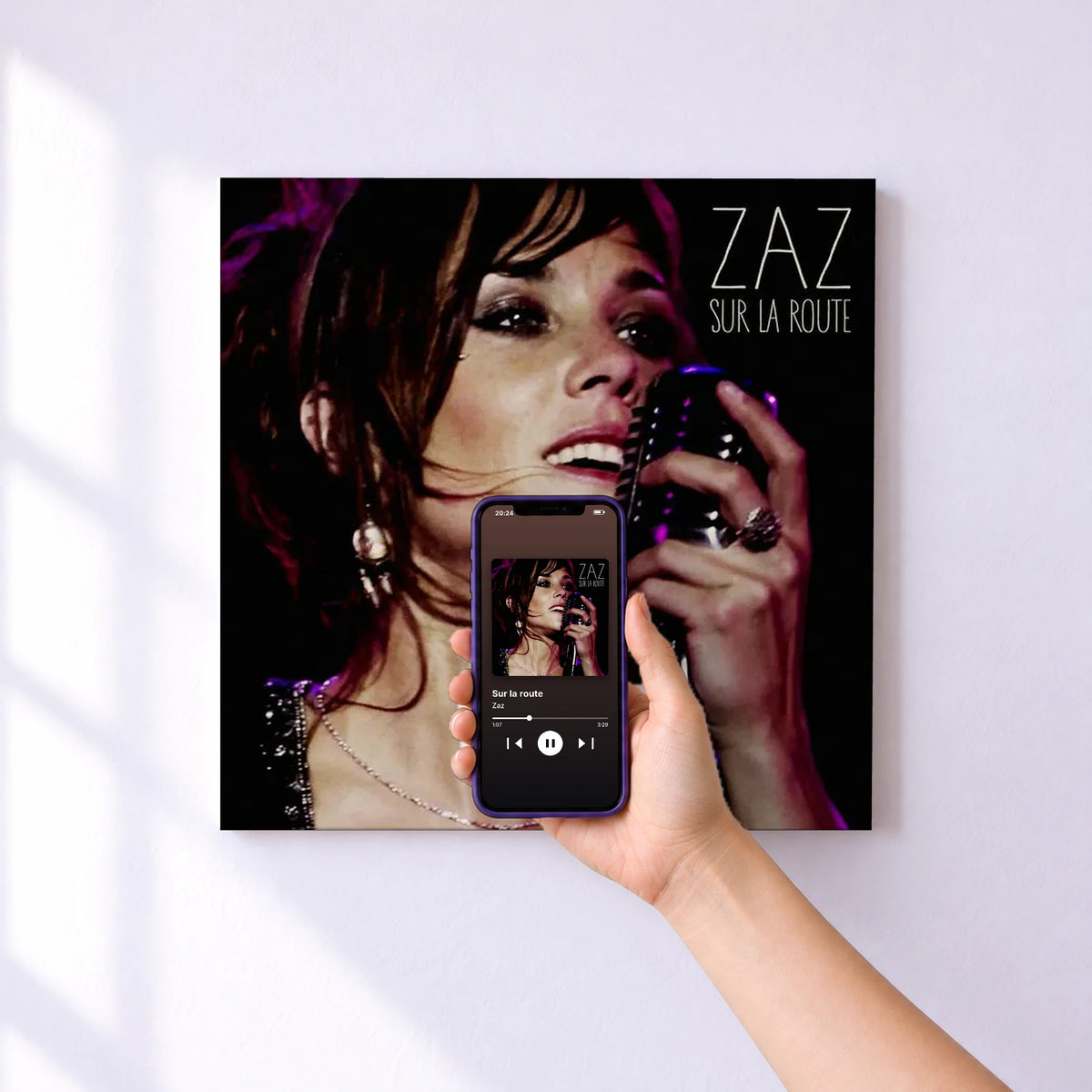 Affiche connectée Sur la route de Zaz au mur : l'album se lance en approchant le téléphone