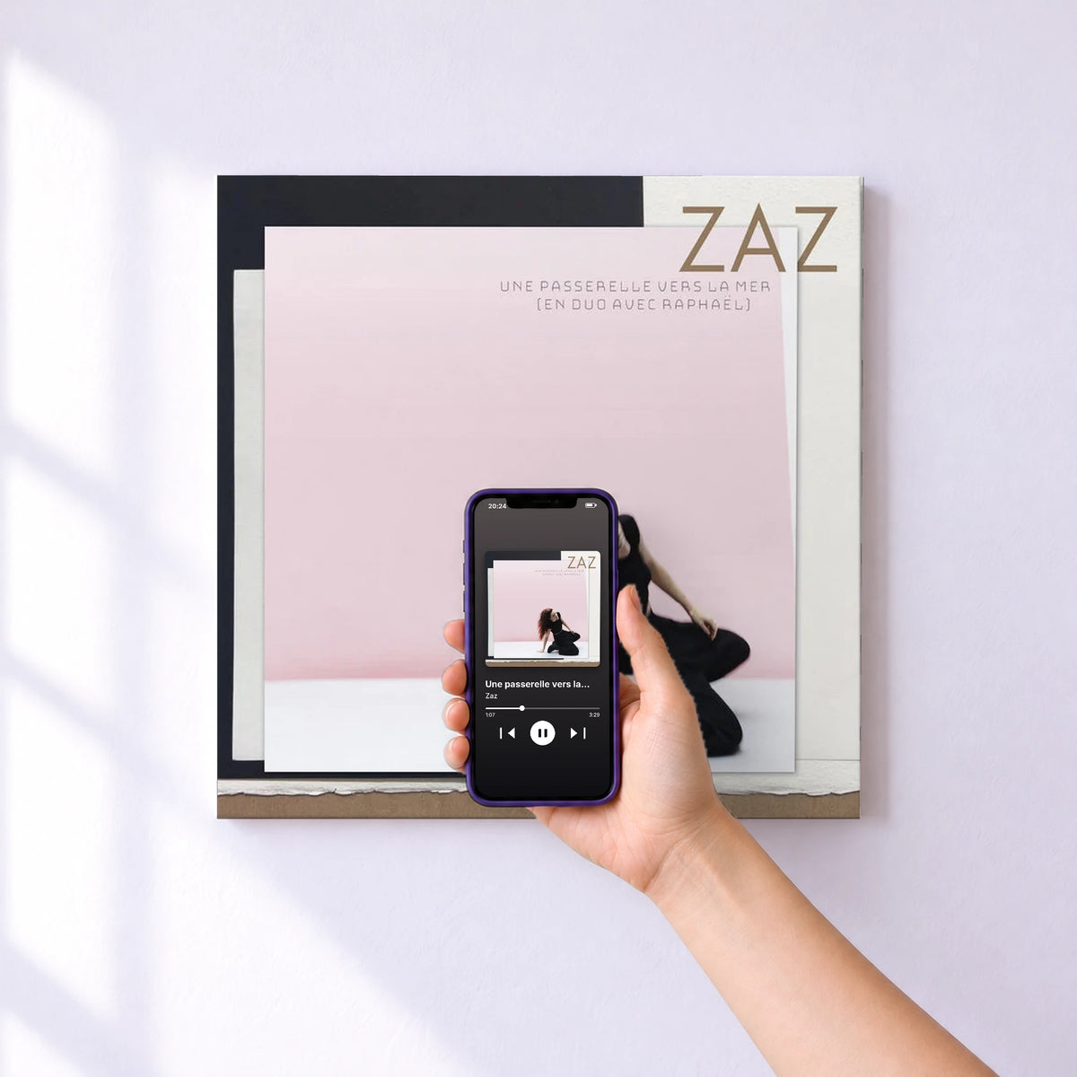 Affiche connectée Une passerelle vers la mer de Zaz au mur : l'album se lance en approchant le téléphone